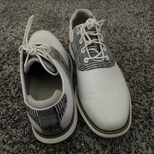 Golf shoes